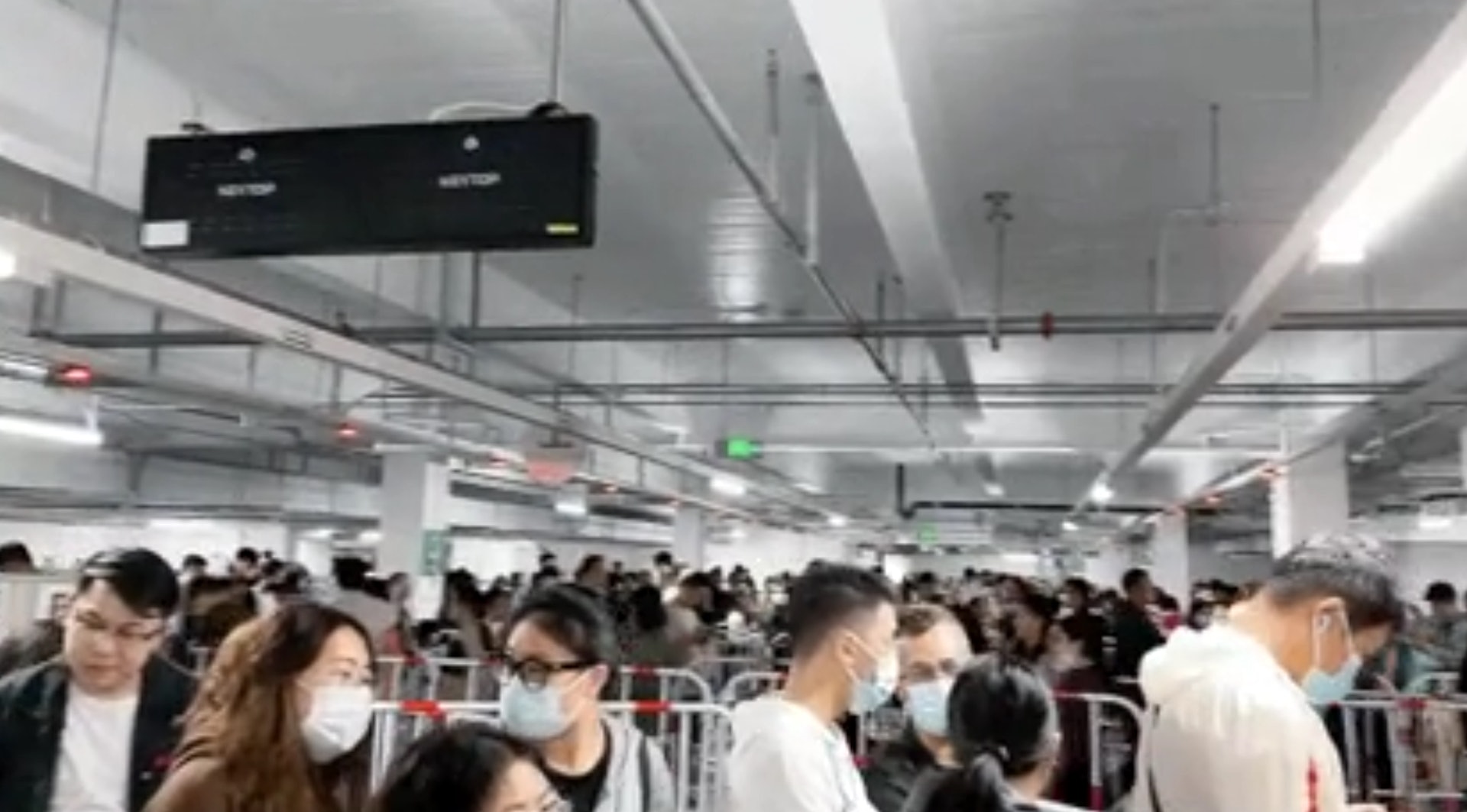 深圳龍華Costco開業後即被擠爆，當中不乏很多北上消費的香港人。（深圳派授權使用）
